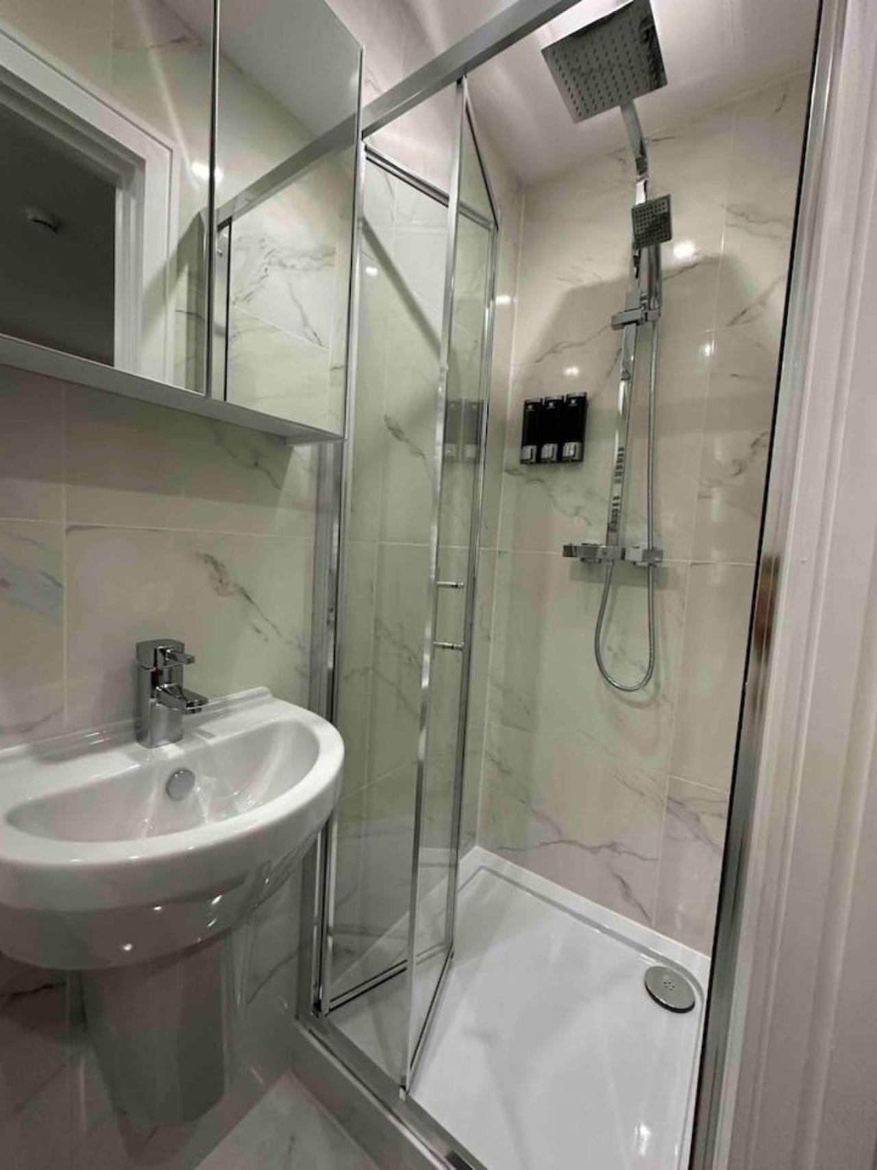 Victoria 15 Minutes Away Guest house London